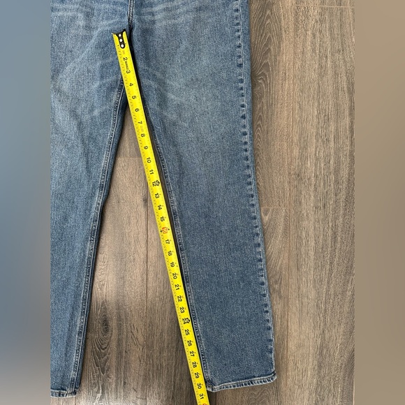 EUC Women’s Mid Rise Boyfriend Jeans Blue Denim Wash Old Navy Size 6 Tall - Picture 6 of 9
